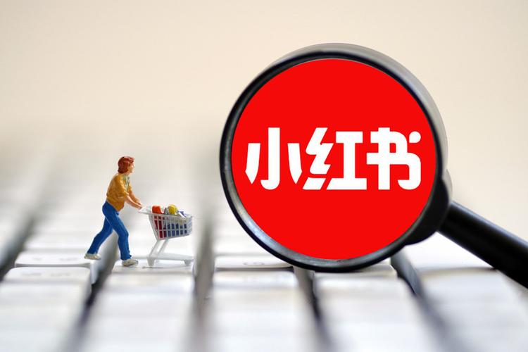必须包含核心关键词，最好前置。例如“小个子微胖穿搭｜155cm显高10cm”。\n- 正文 前100字出现核心词，全文自然分布2-3次，可穿插长尾词。开头段和结尾段权重较高。\n- 标签 添加3-5个精准标签，包含核心词和长尾词，不要用无关热门标签。\n- 图片 在图片上添加文字，包含关键词。小红书OCR会识别图片文字，增加相关性。\n- 评论区 在首评或回复中自然提及关键词，引导用户互动时带上词。\n- 语音/视频 口播或字幕中出现关键词，同样被识别。\n\n四、提升互动数据 排名的燃料\n\n关键词相